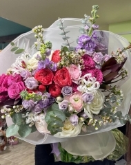 Букет из кустовой пионовидной розы и роз Плая Бланка, маттиолы, ранункулюсов, нерине, хамелациума