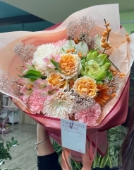 Букет из роз Вегги, кустовой розы, альстромерии, герберы, скиммии крашенной, илекса