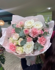 Букет из роз Плая бланка и кустовой, диантуса и эвкалипта