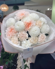 Букет с хризантемами и гвоздиками