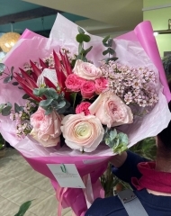 Букет с протеей, розами, ранункулюсами и хамелациумом и 