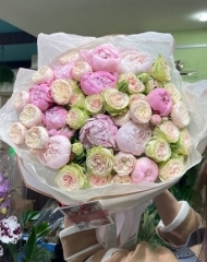 Букет с пионами и розами разных сортов