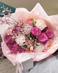 Букет с розами пионовидными кустовыми Грациозус,  Пинк Монстер, гвоздикой, альстромерией, озотамнусом, генистой, эустомой