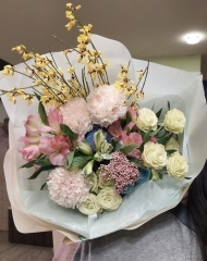 Букет с кустовыми розами Лимузин, хризантемами Сантини, гвоздиками, альстромерией, озотамнусом, генистой