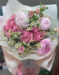 Букет из пионов, розы Сильва Пинк и Одиллии, танацетума