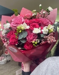 Букет из роз, фрезии, генисты, твидии и гвоздики Шабо