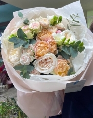 Букет из кустовой и одноголовой пионовидной розы, фрезии и эвкалипта