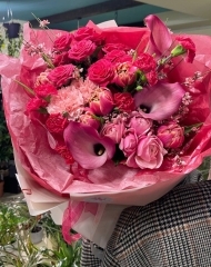 Букет из роз разных сортов, калл, тюльпанов, гвоздики