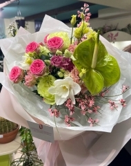 Букет из антуриума, ирисов, роз, эустомы и генисты