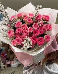 Букет из роз Элисана и генисты