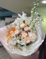 Букет из амариллиса, роз Роял блаш, танацетума, дельфиниума и ирисов