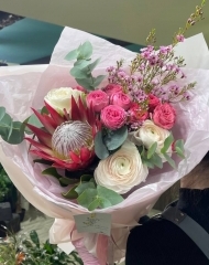 Букет из протеи, ранункулюсов, роз и хамелациума