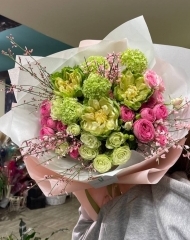 Букет из роз разных сортов, генисты и вибурнума