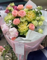 Букет из роз Вегги и кустовой пионовидной розы, пионов, твидии и эустомы