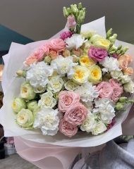 Букет из роз разных сортов, диантусов, эустомы