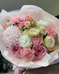 Букет из роз Пинк монстер, кустовых роз, хризантемы Ту-ту, диантусов