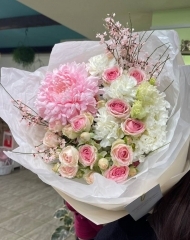 Букет из хризантемы, кустовой розы, диантусов и генисты