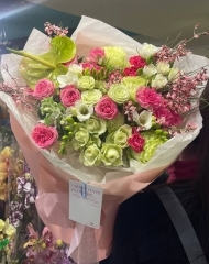 Букет из роз, антуриума, фрезии, твидии и генисты