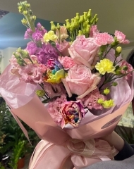 Букет из тюльпанов, роз Пинк Охара, гвоздики Шабо, эустомы и маттиолы