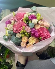Букет из роз разных сортов, эустомы, фрезии и эвкалипта