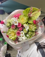 Букет из роз Вегги, кустовой пионовидной розы, антуриума, фрезии, генисты и гвоздики Шабо