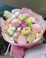 Букет из роз, пионов, хризантем, эустомы и сирени