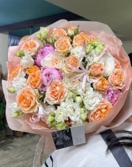 Букет из роз разных сортов, пионов, нерине и эустомы