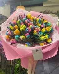 Букет из 41 радужного тюльпана