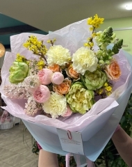 Букет из роз Вегги и кустовой пионовидной розы, сирени, форзиции и антирриниума