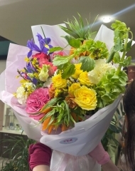 Букет из роз Кантри блюз, кустовой пионовидной розы, фритиллярии, форзиции, гвоздики, ранункулюсов Баттерфляй и ирисов