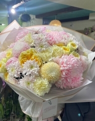 Букет из хризантемы, роз и пионов