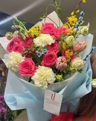 Букет из роз Беллалинда цериз, гвоздики, ранункулюсов Баттерфляй, твидии, форзиции и тюльпанов