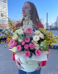 Композиция из роз разных сортов, сирени, дельфиниума, форзиции, твидии