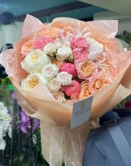 Букет из пионов Коралл Шарм, роз Вики гарденс,  Джульетта, нерине и диантусов