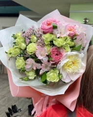 Букет из роз Пинк монстер, пиона, кустовой розы, альстромерии и хамелациума
