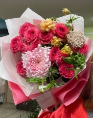 121 рубль букет из кустовой пионовидной роз, хризантемы Ту-ту, озатамнуса и ранункулюсов Баттерфляй