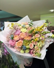 Букет с сиренью, пионами Сара Бернар, кустовыми пионовидными розами, форзицией, гвоздиками, антириниумом, Твидией, веточками вербы, розами Вегги