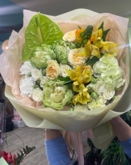 Букет из антуриума, роз Веги, роз разных сортрв, альстромерии, гвоздики,  антирриниума