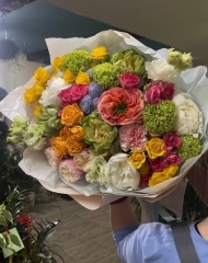 Букет из пионов, роз разных сортов, хризантемы, вибурнума