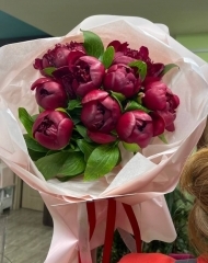 Букет из 9 пионов Ред Шарм