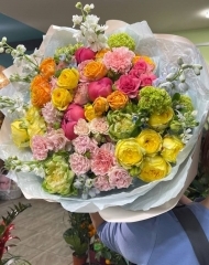 Букет из роз разных сортов, пионов Корал шарм, дельфиниума, твидии, диантусов, вибурнума