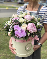 Праздничная коробка с пионами, розами и орхидеей