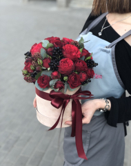 Композиция сочная из красный роз разных сортов