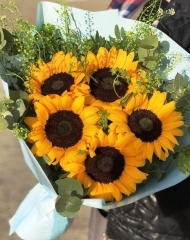 Букет с подсолнухами и эвкалиптом