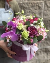 Цветочная композиция в коробке с  садовыми розами, эустомой и гвоздикой Гипноз