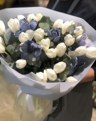 Букет из белых тлюпанов и тюльпанов Вайолет