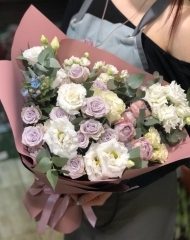 Букет из кружевной эустомы Алисы, кустовой розы Сильвер Шэдоу, винтажной садовой розы Блоссом бабблс, эвкалипта и твидии