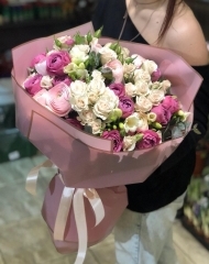 Букет из кустовых роз различных сортов, ранункулюсов, фрезии и эвкалипта