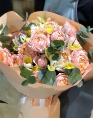 Букет из пионовидной розочки Джульетта, желтых ирисов и эвкалипта