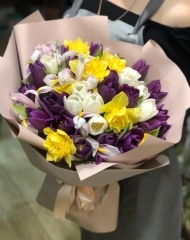 Весенний микс из тюльпанов, нарциссов и ирисов Брауни 